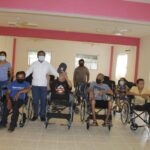 Entrega de sillas de ruedas a personas con discapacidad.